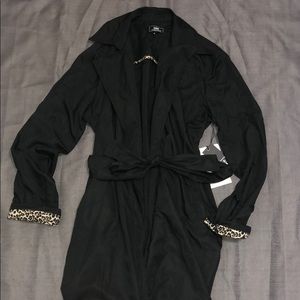 Lightweight jacket with tie band at waist